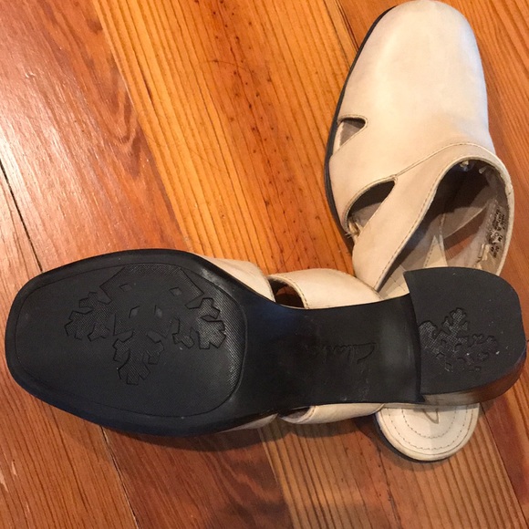 Clark’s Cream Mule with 2 1/2” Heel - Picture 3 of 4